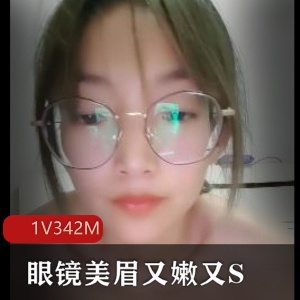 娇小身材黑丝美眉L莉自拍视频48分钟，年轻小情侣甜蜜互动